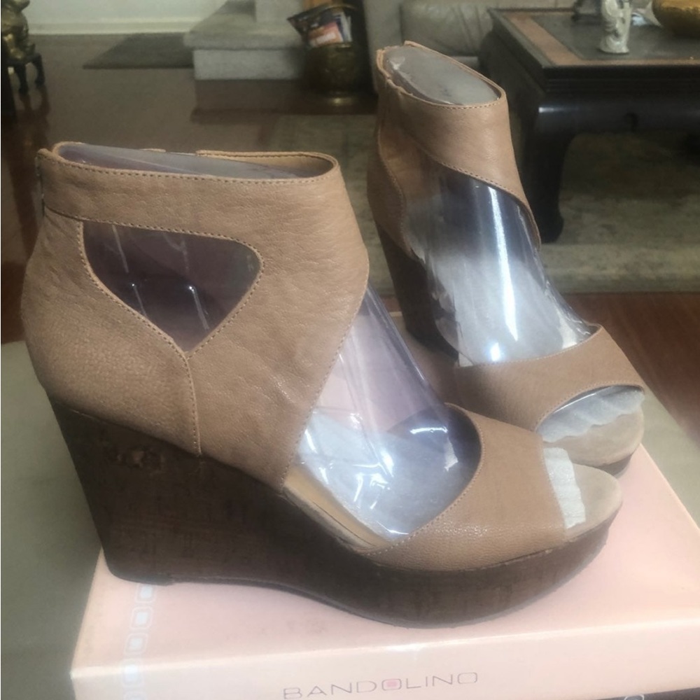 BANDOLINO EVEA TAUPE LEATHER WEDGE HEELS